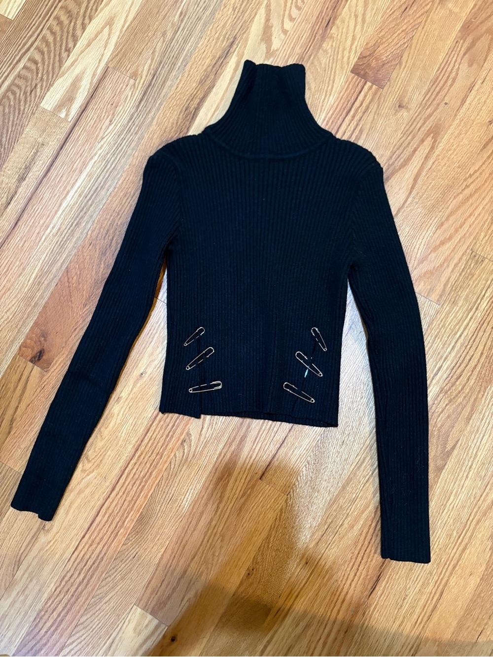 ▪️Cropped Ribbed Turtleneck with Safety Pins